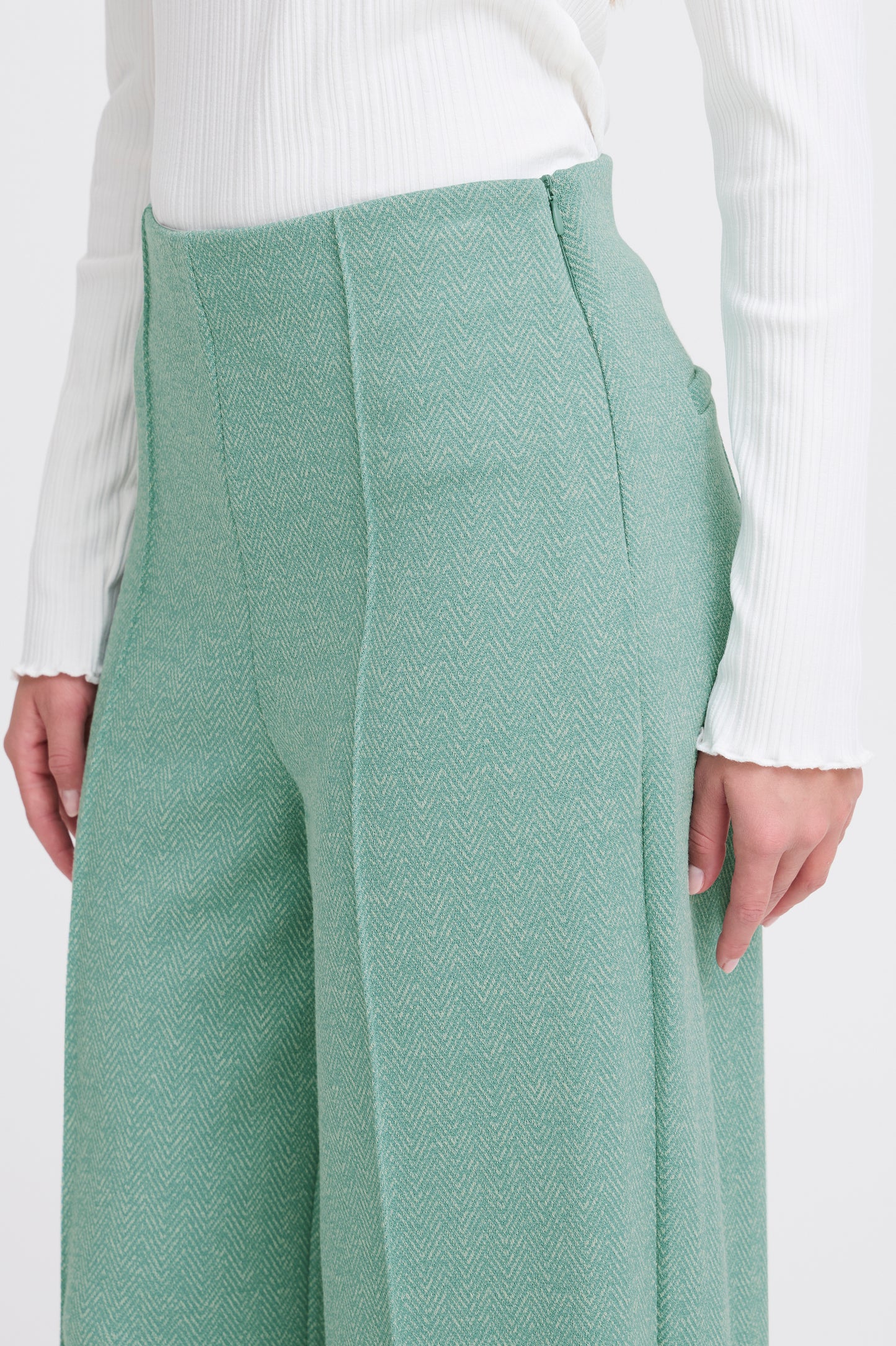 ICHI Ihkate Jacquard trousers in green/almond