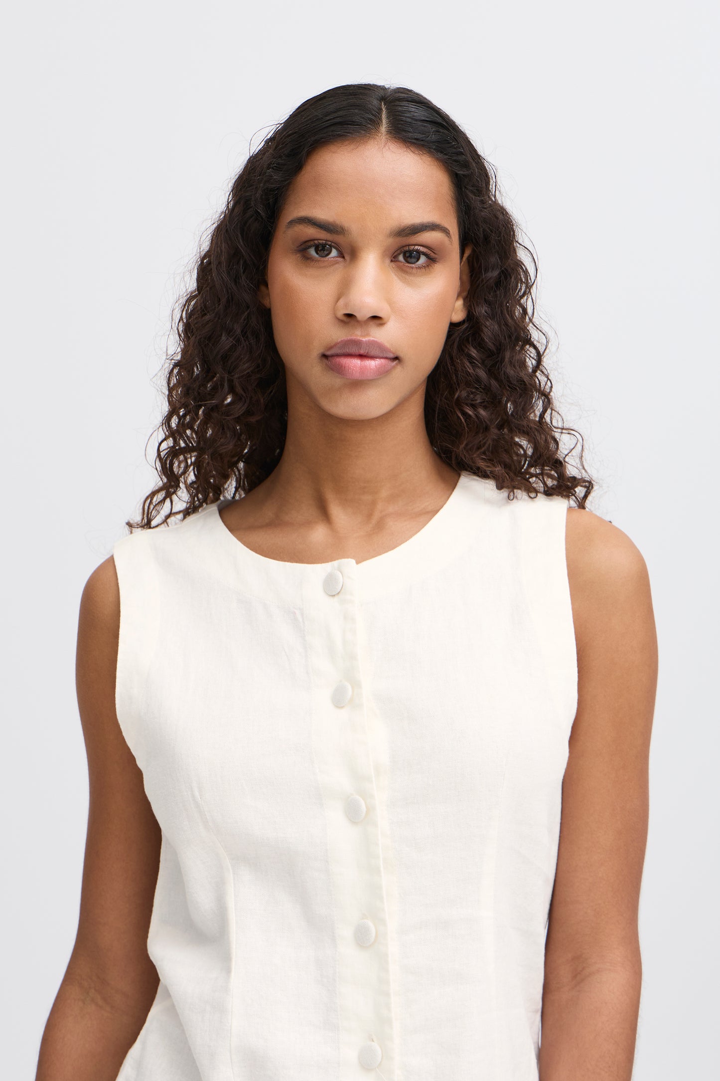 ICHI Ihlinno Linen Waistcoat in cloud dancer