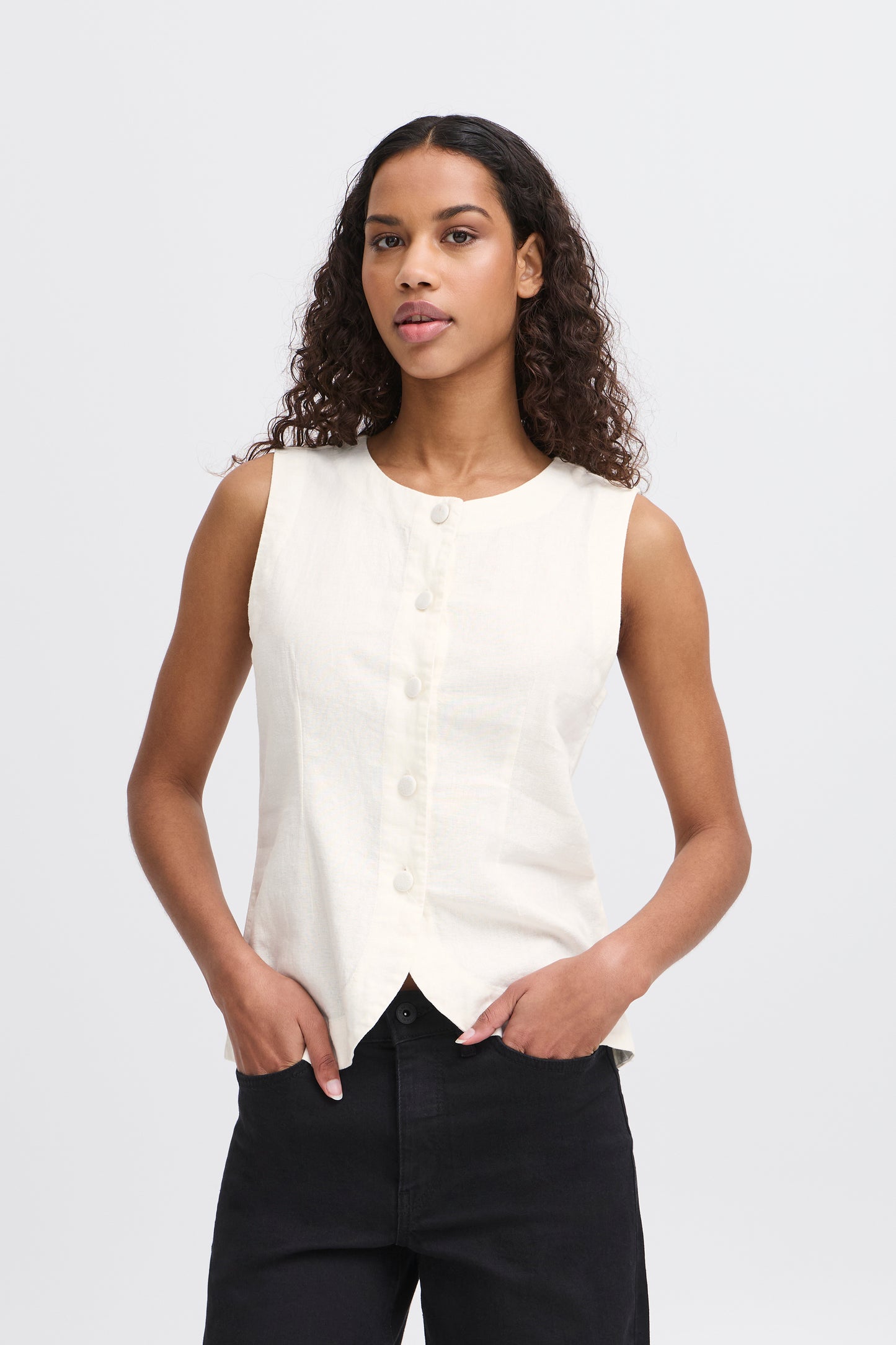 ICHI Ihlinno Linen Waistcoat in cloud dancer