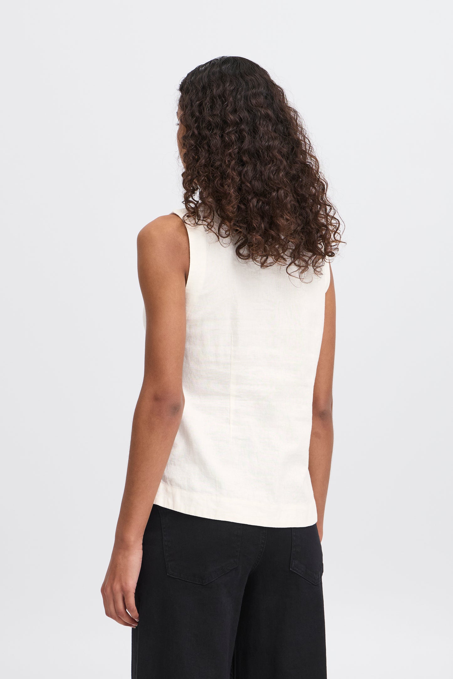 ICHI Ihlinno Linen Waistcoat in cloud dancer