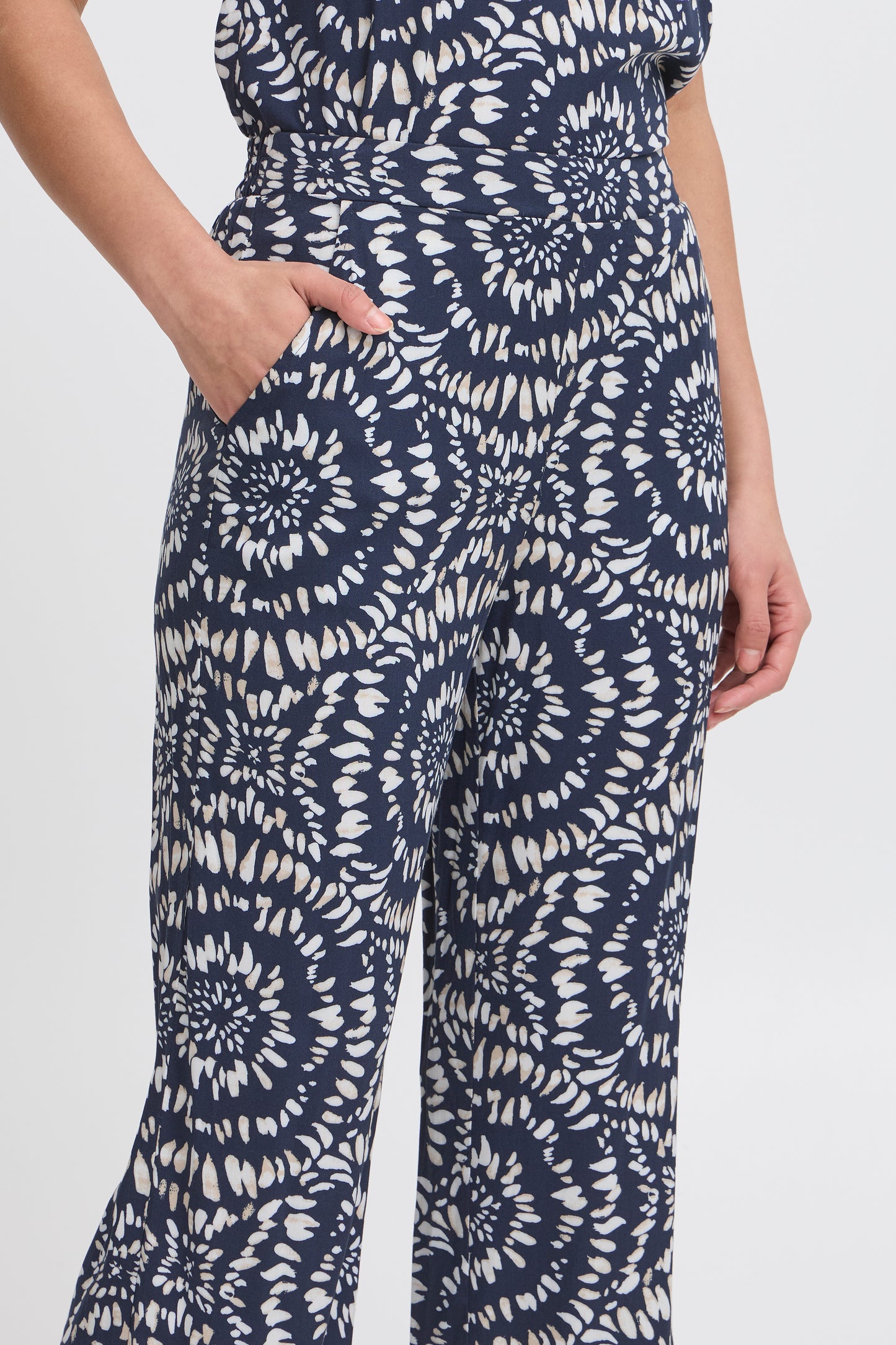 ICHI Ihaya trouser in total eclipse Ikat circle