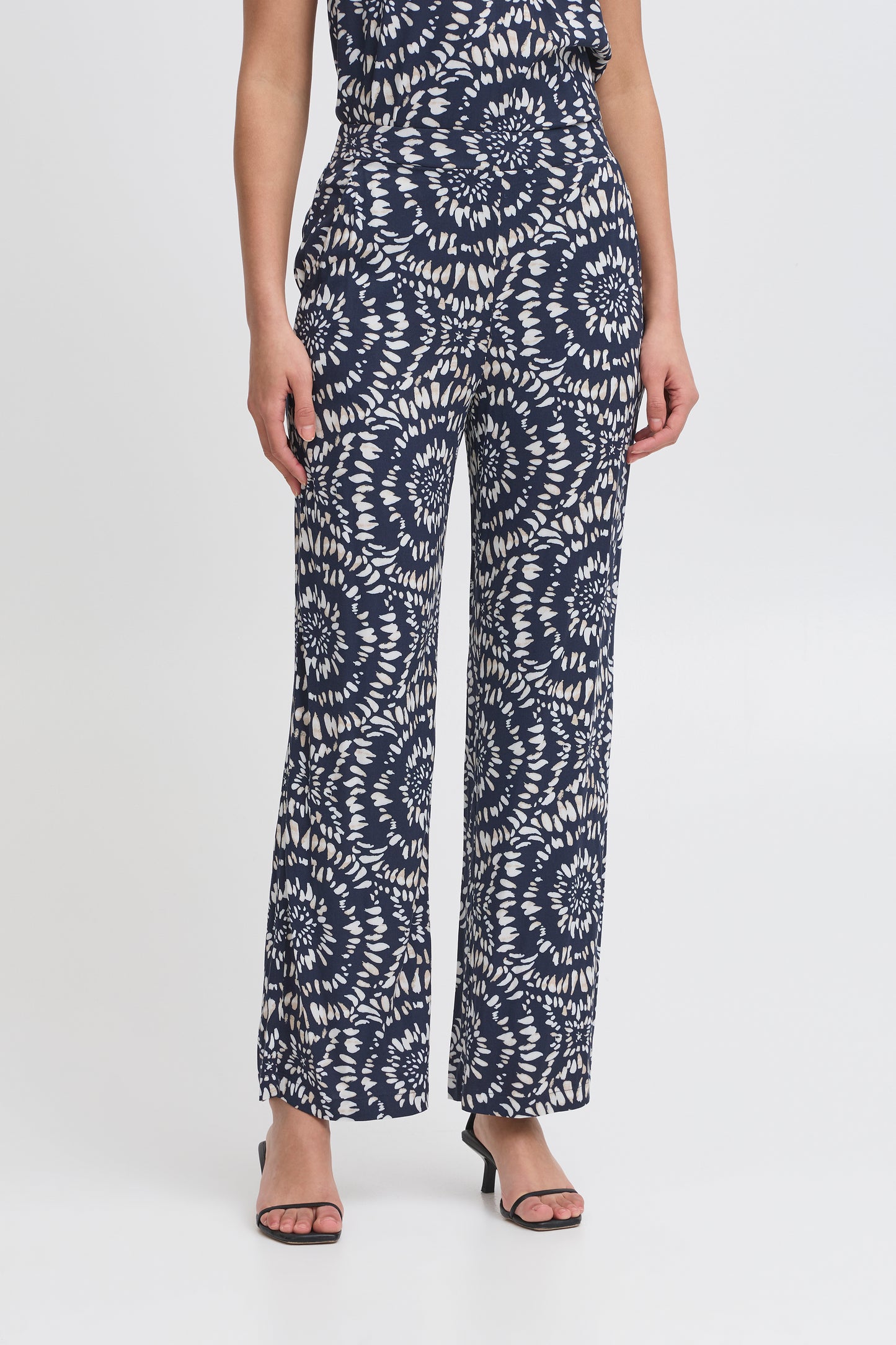 ICHI Ihaya trouser in total eclipse Ikat circle
