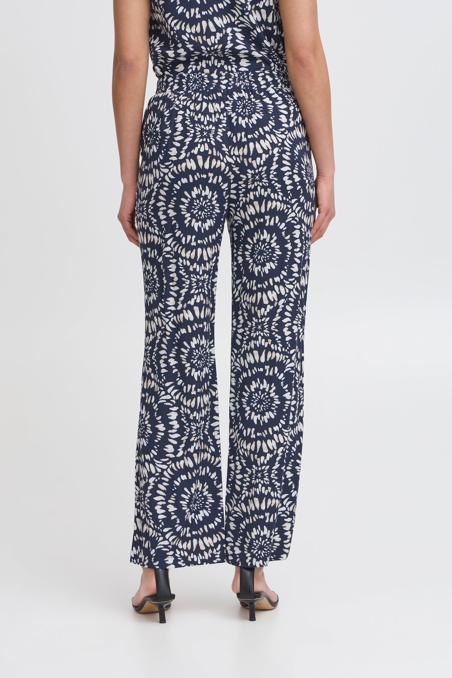 ICHI Ihaya trouser in total eclipse Ikat circle