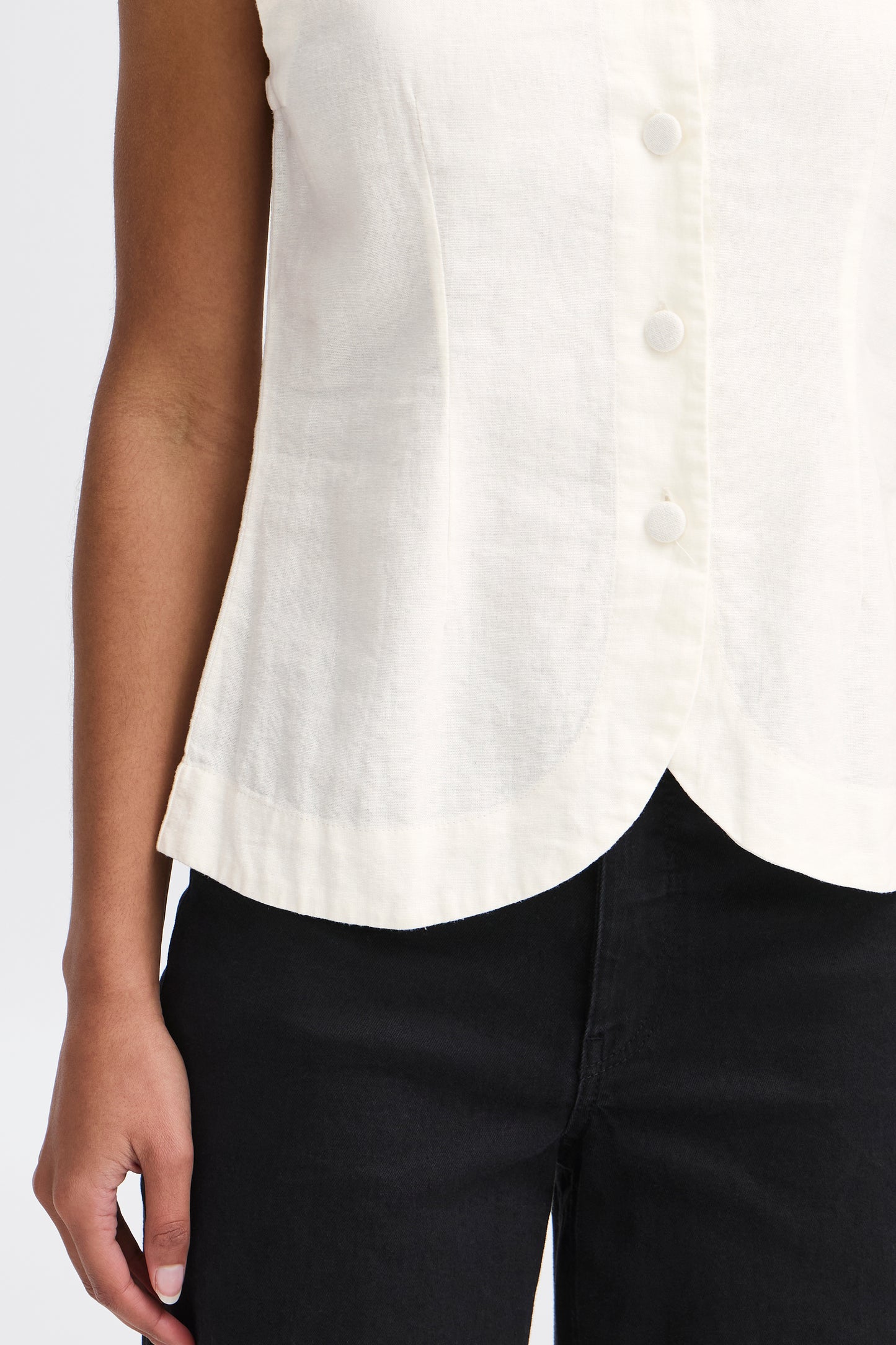 ICHI Ihlinno Linen Waistcoat in cloud dancer