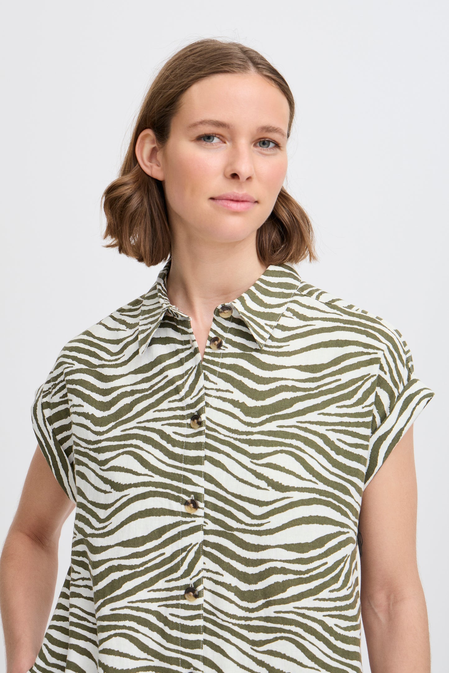 Byoung Byfalakka Short Sleeve Shirt dress in Animal Kalamata Mix