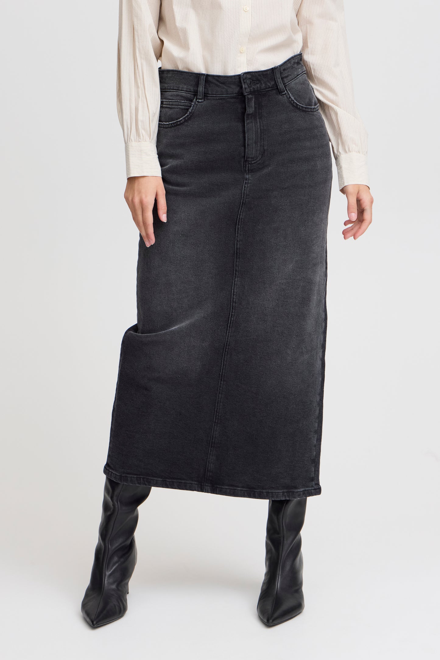 Byoung Bydonella Long Skirt in black denim